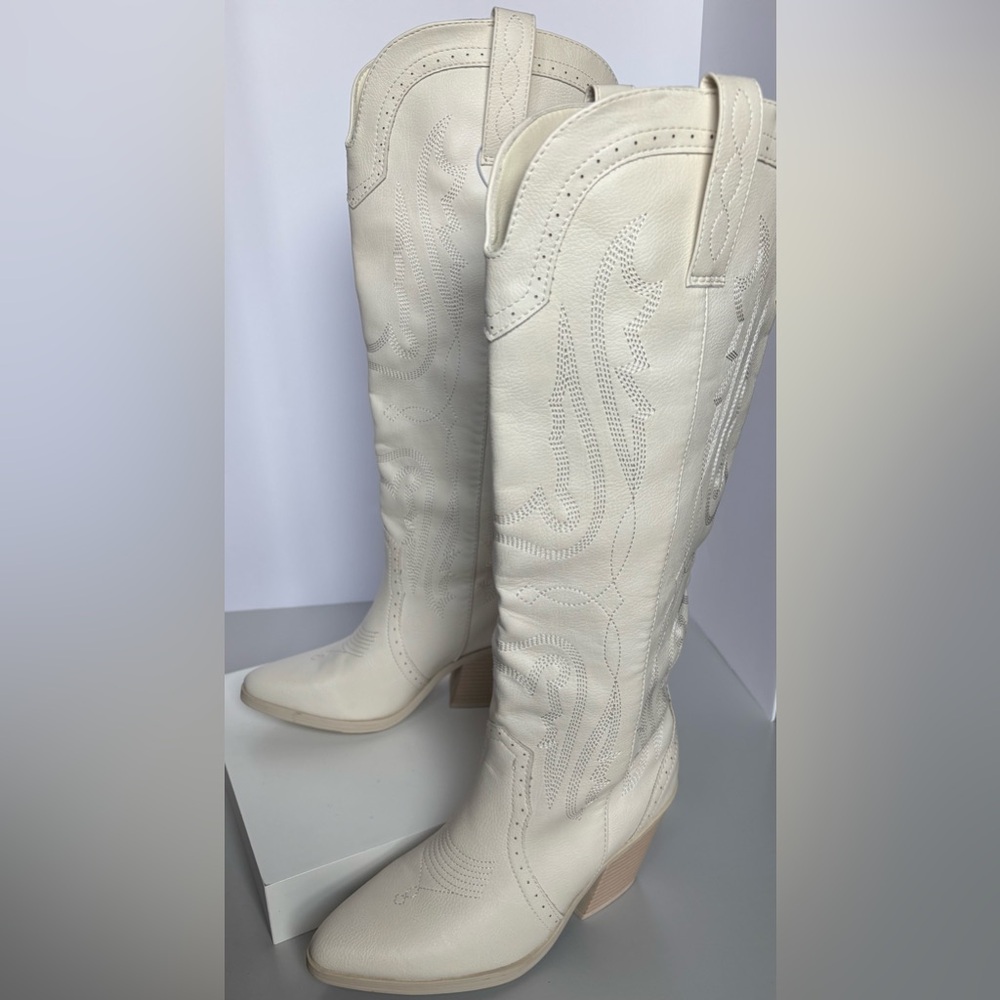 NWOT Woman’s size 8 off white cowgirl boots by Sugar